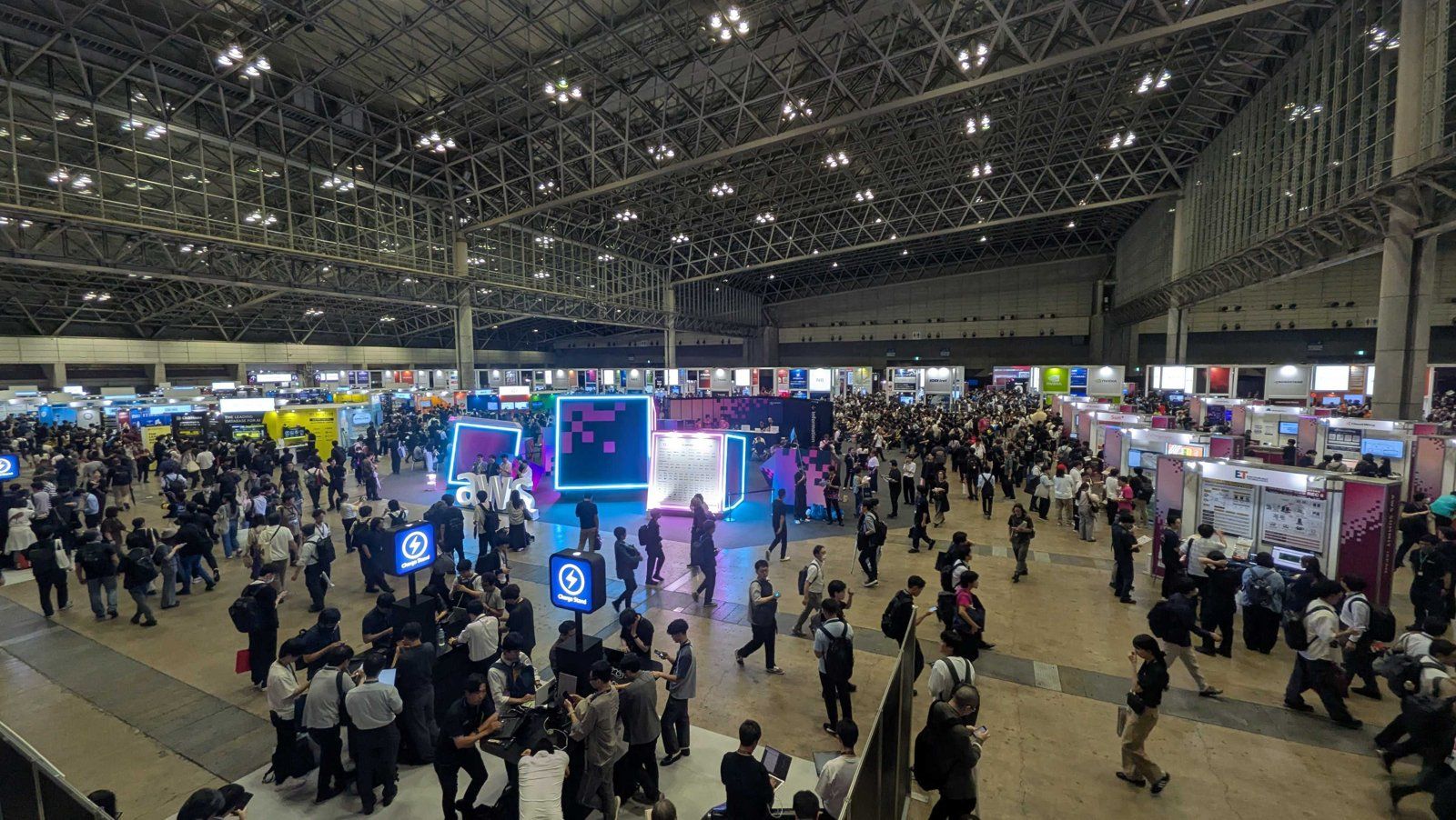 08-venue-crowd.jpg